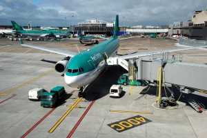 Sân bay Dublin - máy bay Aer Lingus trên sân đỗ tại Sân bay Dublin