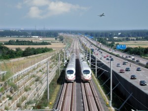 2 InterCityExpress 3-Züge (ICE 3 Baureihe 403) bei einer Parallelfahrt auf der Schnellfahrstrecke Köln-Rhein / Chính anlässlich der Eröffnung am 25.07.2002;